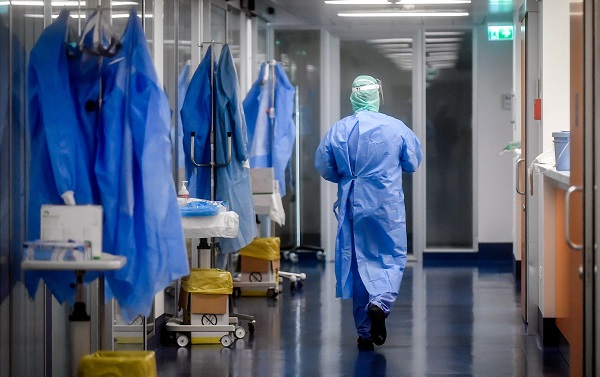 22 წლის ქალს 3 თვის წინ მარდალეიშვილის კლინიკაში, ოპერაციის დროს მუცლის ღრუში ჩატოვებული მაკრატელი ამოუღეს