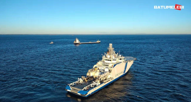 ფინეთის ხელისუფლებამ დააკავა სატვირთო გემი „ფიტბურგი“, რომელიც ეჭვმიტანილია ჰელსინკსა და ტალინს შორის სატელეკომუნიკაციო წყალქვეშა კაბელის დაზიანებაში.  ფინეთის საზოგადოებრივი მაუწყებლის ცნობით, Fitburg-ი სენტ-ვინსენტისა და გრენადინების დროშის ქვეშ მცურავი სატვირთო გემია და ეკიპაჟის წევრები საქართველოს, რუსეთის, აზერბაიჯანისა და ყაზახეთის მოქალაქეები არიან. დაკავებულია ეკიპაჟის 14 წევრი.