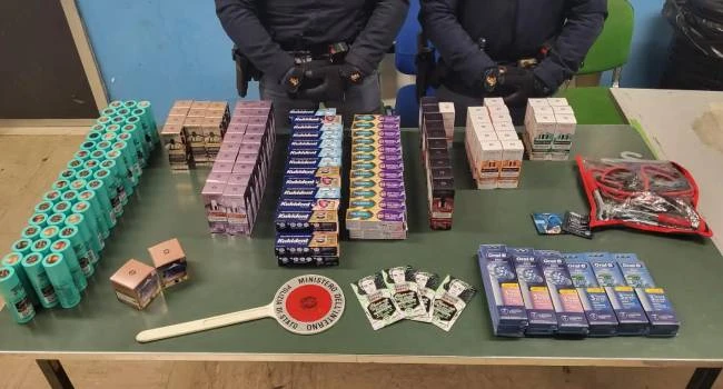 იტალიაში კოსმეტიკის მოპარვის ბრალდებით საქართველოს ორი მოქალაქე დააკავეს. ამის შესახებ ინფორმაციას ადგილობრივი მედია ავრცელებს.  გამოძიების ვერსიით, არალეგალმა მიგრანტებმა ათასი ევროს ღირებულების ნივთების მოპარვა შეძლეს.  ორივე ეჭვმიტანილი წარსულშიც ნასამართლევია.