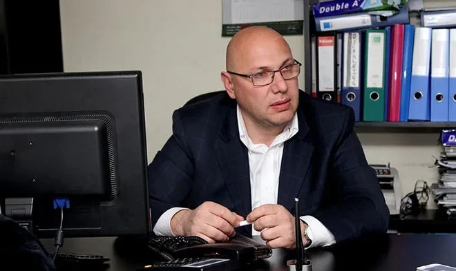 „კულასა“ და „ბატონოს“ დამფუძნებელს, ივანე გოგლიძეს, რომელიც ფალსიფიცირებული თევზის კონსერვების წარმოება-გასაღებისთვის დააკავეს, აღკვეთის ღონისძიების სახით პატიმრობა შეეფარდა.  დაცვის მხარე 500 000-ლარიანი გირაოს სანაცვლოდ მის გათავისუფლებას ითხოვდა, თუმცა მოსამართლემ აღნიშნული არ დააკმაყოფილა.