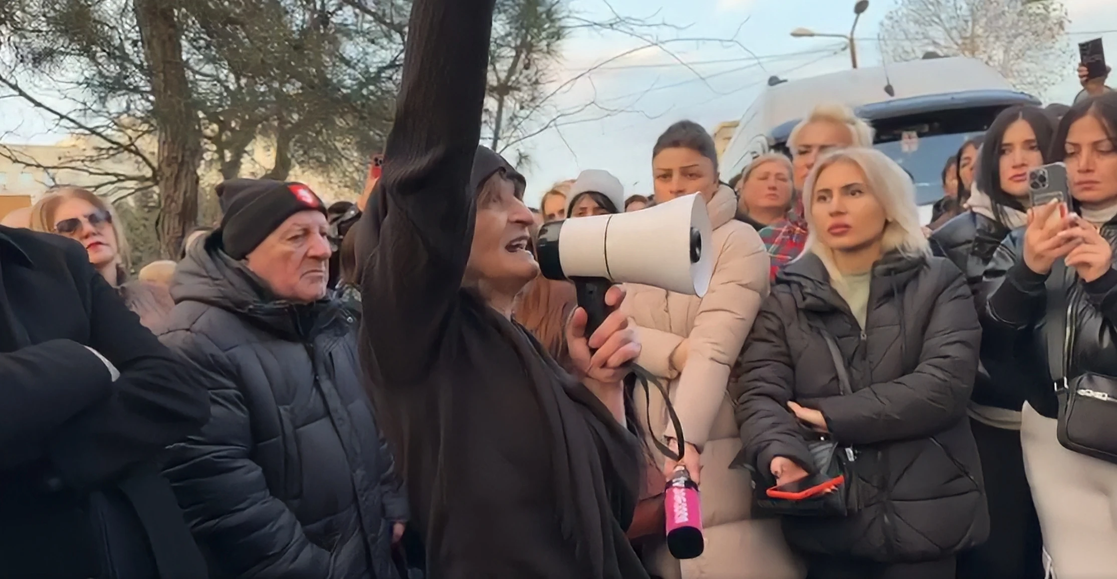 თბილისში მოკლული მასწავლებლის, გიგა ავალიანის ოჯახი მთავარ პროკურატურასთან საპროტესტო აქციას მართავს. მოკლულის დედის ადვოკატი, ზაზა ხატიაშვილმა გიორგი გვარაკიძის გადადგომა მოითხოვა