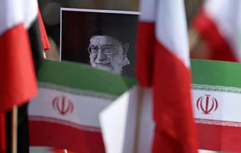 ირანში სასულიერო პირებისგან შემდგარმა ორგანომ, რომელიც ქვეყნის უზენაეს ლიდერს ირჩევს, გადაწყვეტილება მიიღო, - ინფორმაციას The Times of Israel-ი ირანულ მედიაზე დაყრდნობით ავრცელებს.  გამოცემის ცნობით, ახალი უზენაესი ლიდერის სახელი ჯერ არ გამოცხადებულა.  „ლიდერის დანიშვნის შესახებ კენჭისყრა ჩატარდა და ლიდერი არჩეულია“, - განაცხადა ექსპერტთა ასამბლეის წევრმა აჰმად ალამოლჰოდამ.  მისი თქმით, სახელი მოგვიანებით გამოცხადდება.