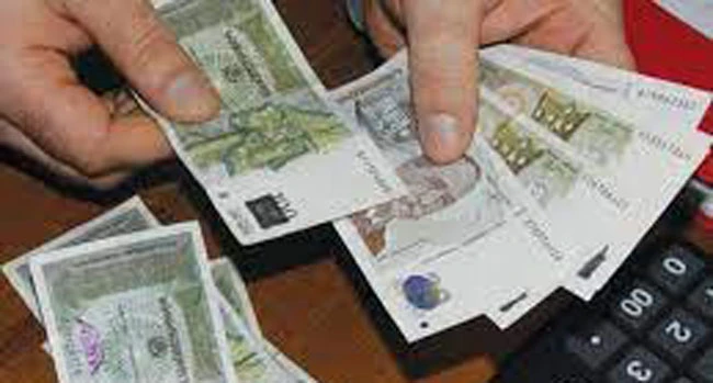 2026 წლიდან ხელფასები და პენსია იზრდება.  ვინ რამდენს მიიღებს:  პრეზიდენტი, პრემიერ მინისტრი, პარლამენტის თავმჯდომარე – თვეში 16 000 ლარი.   მინისტრი – თვეში 13 600 ლარი.