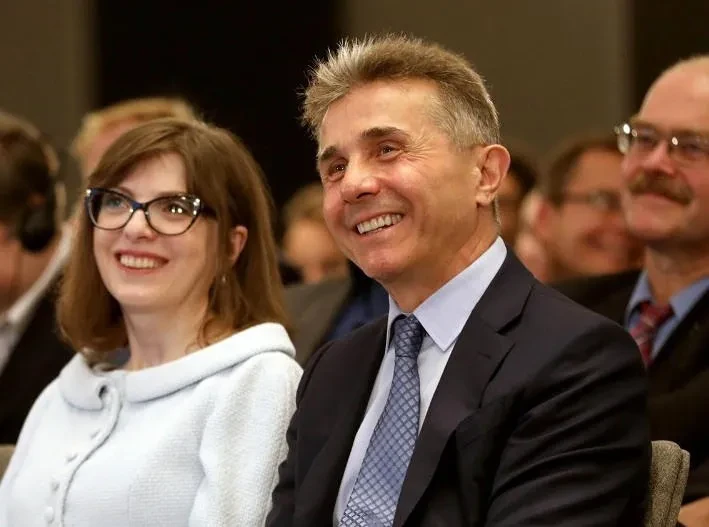 ბიძინა და ეკატერინა ივანიშვილები - 2025 წელს ყველა გამოწვევას სათანადო პასუხი გავეცით - დანებებას არც 2026 წელს ვაპირებთ, ნურავის ექნება ილუზია, რომ მე, ან ჩვენი გუნდი დაიღლება ამ უთანასწორო ბრძოლაში, მთავარია, ხალხმა, გაარჩიოს ვინაა მტერი და ვინ - მოყვარე!