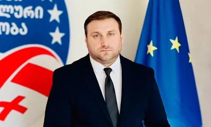 ჩვენი შეთავაზება ძალიან მარტივია - ყველას მინუს ივანიშვილი - კონკრეტულ პოლიტიკურ პარტიებთან გვაქვს თანხმობა კონკრეტულ სამოქმედო გეგმაზე. ამის შესახებ ინფორმაციას საზოგადოება ძალიან მალე გაიგებს, - განუცხადა ჟურნალისტებს „ნაციონალური მოძრაობის“ ერთ-ერთმა ლიდერმა, ლაშა ფარულავამ ოპოზიციის გეგმებზე დასმული კითხვის საპასუხოდ.