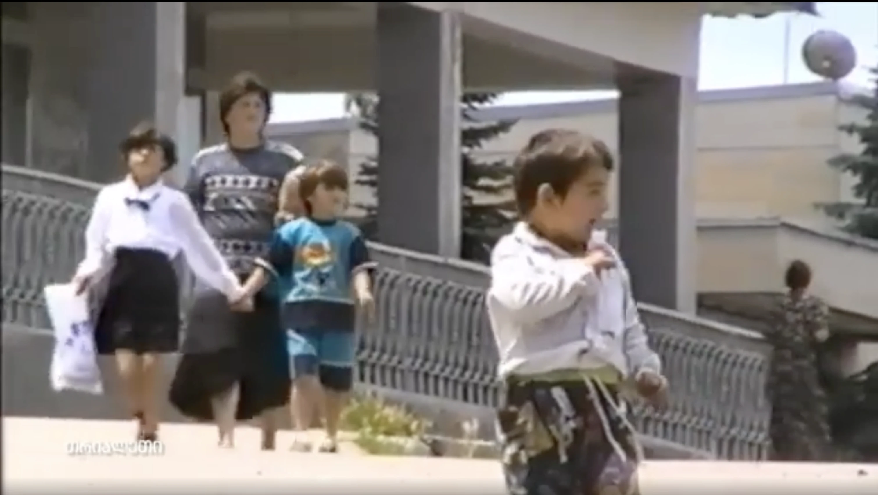 ქუჩის კადრები ქარელში.  1997 წ.   "თრიალეთის" არქივიდან.