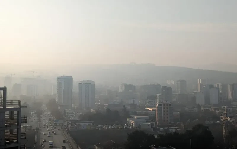 გარემოს ეროვნული სააგენტო - ჰაერში მტვრის მყარი ნაწილაკების კონცენტრაციის მატება განაპირობა უდაბნოს მტვრის მასების გავრცელებამ - არ დაფიქსირებულა ნალექი წვიმის და თოვლის სახით, ან ქარი, რამაც განაპირობა დაბინძურების შენარჩუნება