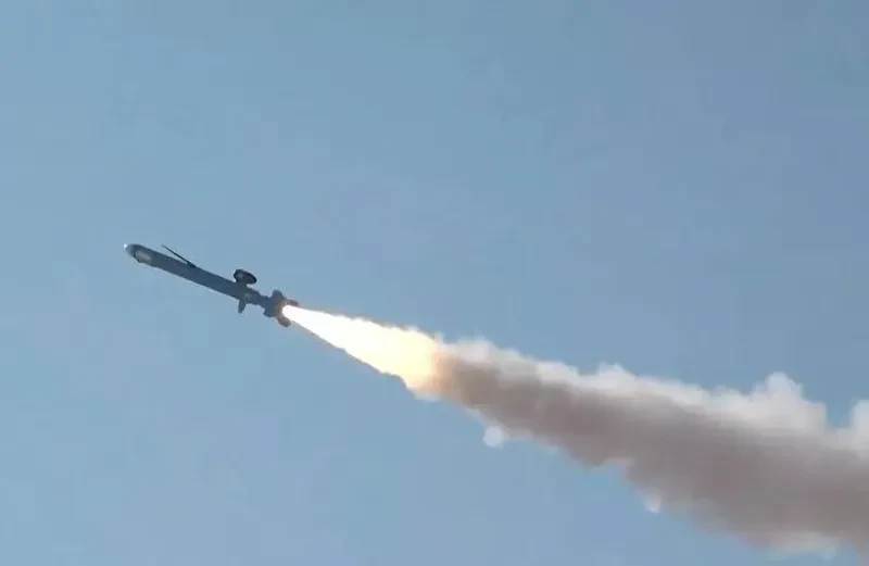 არაბთა გაერთიანებული საამიროების თავდაცვის სამინისტროს განცხადებით, დღეს ირანის მიერ გაშვებული 15 რაკეტა და 119 დრონი ჩამოაგდეს.  არაბთა გაერთიანებული საამიროების თავდაცვის უწყებაში განაცხადეს, რომ სულ დღის განმავლობაში ირანმა მათი მიმართულებით 16 რაკეტა და 121 დრონი გაუშვა.  მათივე ცნობით, 15 ბალისტიკური რაკეტა საჰაერო თავდაცვის სისტემებმა ჩამოაგდო, ხოლო ერთი რაკეტა ზღვაში ჩავარდა.  უწყების განცხადებით, ორი ირანული დრონი ქვეყნის ტერიტორიაზე ჩამოვარდა.