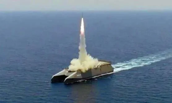 ჰორმუზის სრუტეში აშშ-ის სამხედრო ძალებს მოუთმენლად ველით, - განცხადებას ირანის „ისლამური რევოლუციის გუშაგთა კორპუსი“ ავრცელებს.  „ჩვენი რჩევაა, რომ ნებისმიერი სახის გადაწყვეტილების მიღებამდე ამერიკელებმა გაიხსენონ 1987 წელს ამერიკულ სუპერტანკერ Bridgeton-ზე გაჩენილი ხანძარი და ცოტა ხნის წინ მიზანში ამოღებული ნავთობტანკერები“, - განაცხადა ირანის „ისლამური რევოლუციის გუშაგთა კორპუსის“ წარმომადგენელმა, ალი მოჰამედ ნაინიმ.