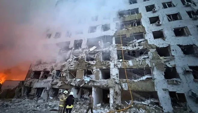 რუსული ძალების მიერ უკრაინის ქალაქ ოდესაზე რაკეტებითა და დრონებით განხორციელებული თავდასხმის შედეგად 8 ადამიანი დაიღუპა და 16 დაშავდა, - ინფორმაციას უკრაინული მედია ავრცელებს.  ოდესის საქალაქო-სამხედრო ადმინისტრაციის ხელმძღვანელის, სერგი ლისაკის განცხადებით, დარტყმების შედეგად დაზიანდა ინფრასტრუქტურა და საცხოვრებელი შენობა ხაჯიბეის რაიონში. ამასთან, აფეთქების ტალღამ რამდენიმე შენობაში 300-ზე მეტი ფანჯარა ჩაამსხვრია.