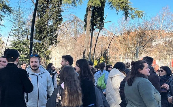 დედაენის ბაღში საპროტესტო აქცია “დაიცავი განათლება” მიმდინარეობს