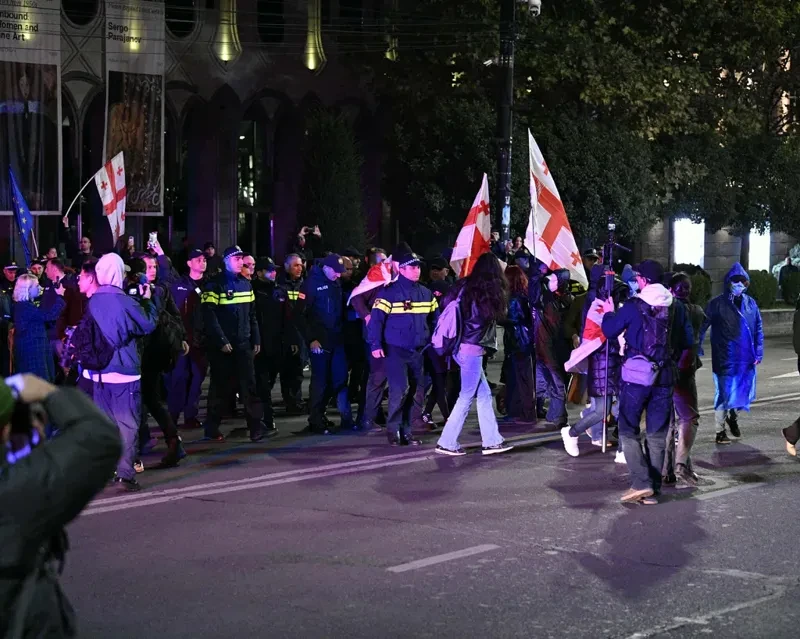 პოლიციამ რუსთაველის გამზირზე გზის სავალი ნაწილი გაათავისუფლა