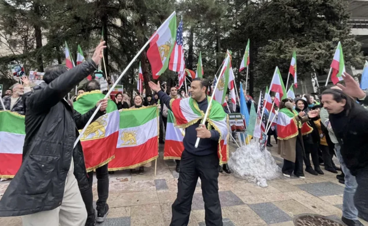 თბილისში, ირანის ისლამური რესპუბლიკის საელჩოსთან აქცია მიმდინარეობს.  აქციის მონაწილეებს მიტანილი აქვთ ირანის და ამერიკის შეერთებული შტატების დროშები. ისინი ირანში, აშშ-ისა და ისრაელის მიერ განხორციელებულ იერიშების შედეგებს ზეიმობენ.  “ბედნიერები ვართ, მადლობა ტრამპს, მადლობა ბენიამინ ნეთანიაჰუს”,- აცხადებენ აქციის მონაწილეები, რომელთაც უჭირავთ ირანისა და აშშ-ის დროშები.