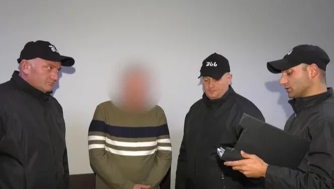 ქუთაისში მომხდარი მკვლელობისა და დაჭრის ფაქტზე ერთი პირი დააკავეს.   უწყების ინფორმაციით, წარსულში ნასამართლევი, 1978 წელს დაბადებული კ.მ., დამამძიმებელ გარემოებაში ჩადენილ განზრახ მკვლელობის მცდელობის ბრალდებით დააკავეს