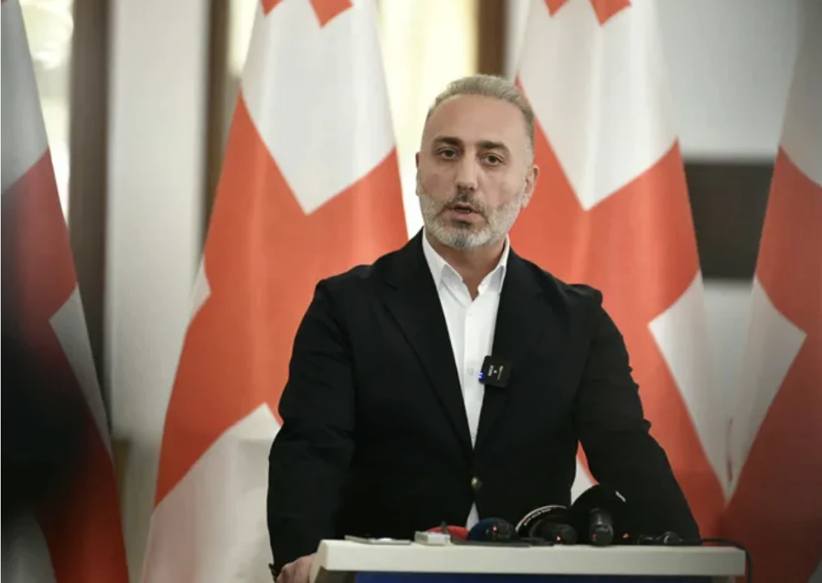 გიორგი შარაშიძე - არ უნდა დაგვავიწყდეს, რომ დაახლოებით, 1 წლის წინ, პარლამენტში „ქართული ოცნების“ 89 დეპუტატი ტაშს უკრავდა ირაკლი ქარსელაძეს - პოლიტიკური პასუხისმგებლობა ვრცელდება არა თუ მინისტრის მოადგილეზე და მინისტრზე, არამედ რეჟიმზე