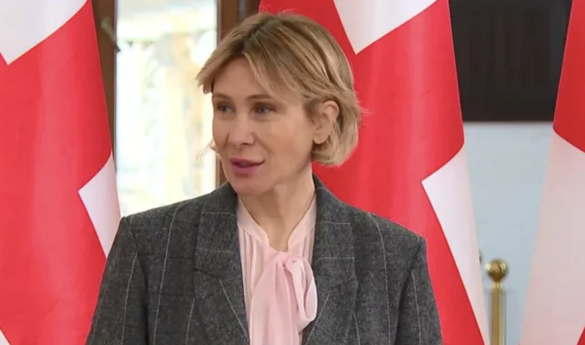 ნინო წილოსანი კითხვაზე: აპირებს თუ არა მთავრობა ირანში მიმდინარე პროცესებზე საგანგებო სხდომის გამართვას - რასაც სომხეთი აკეთებს, იმავეს ნამდვილად არ ვაპირებთ, სომხეთის პრემიერ-მინისტრი „ჩებურეკსაც“ ჭამდა.   მისი თქმით, რასაც სომხეთი აკეთებს, იმავეს გაკეთებას არ აპირებენ, რადგან მათ საკუთარი გადაზღვევის მექანიზმები აქვთ.