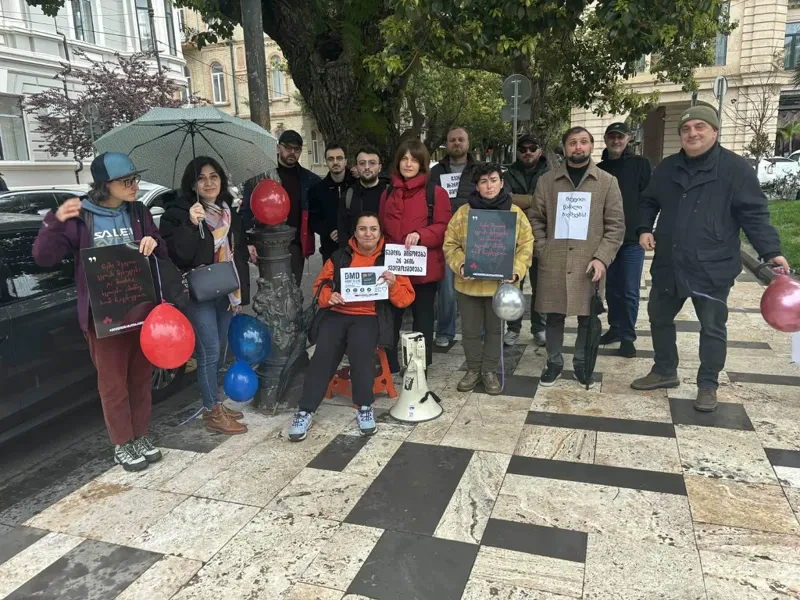 “მიეცით წამალი ბავშვებს” - ამ ლოზუნგით აჭარის მთავრობის სახლთან მოქალაქეები საპროტესტო აქციას მართავენ.  შეკრებილები დიუშენის სინდრომის მქონე ბავშვთა მშობლებს სოლიდარობას უცხადებენ.  მათი თქმით, ხელისუფლების შესაბამისი ორგანოები უმოქმედოდ არიან.  “აუცილებლად უნდა შეჩერდეს დაავადების პროგრესი და დახმარება გაეწიოთ ბავშვებს, რათა ცხოვრების შესაძლებლობა მიეცეთ. ხელისუფლების წარმომადგენლებს ამ აქციებით, ვეტყვით, რომ ადამიანის ჯანმრთელობა არის დასაცავი, რაც კონსტიტუციით გარანტირებულია”,- აცხადებენ ისინი.