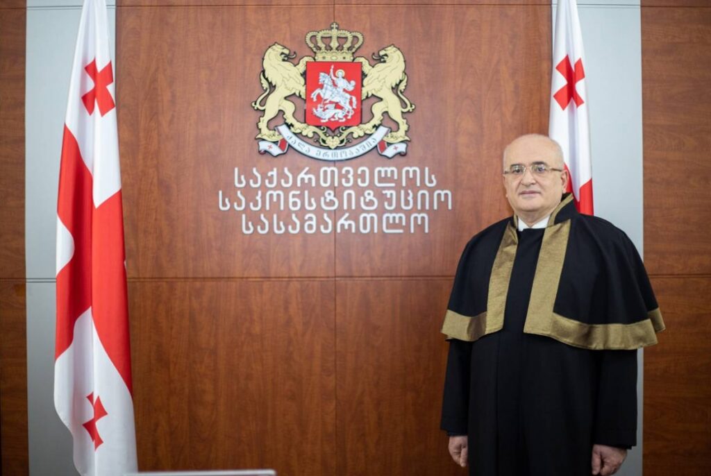 საქართველოს საკონსტიტუციო სასამართლოს თავმჯდომარე მერაბ ტურავა სასამართლოს სახელით თანამოქალაქეებს საქართველოს კონსტიტუციის მიღების დღეს ულოცავს.