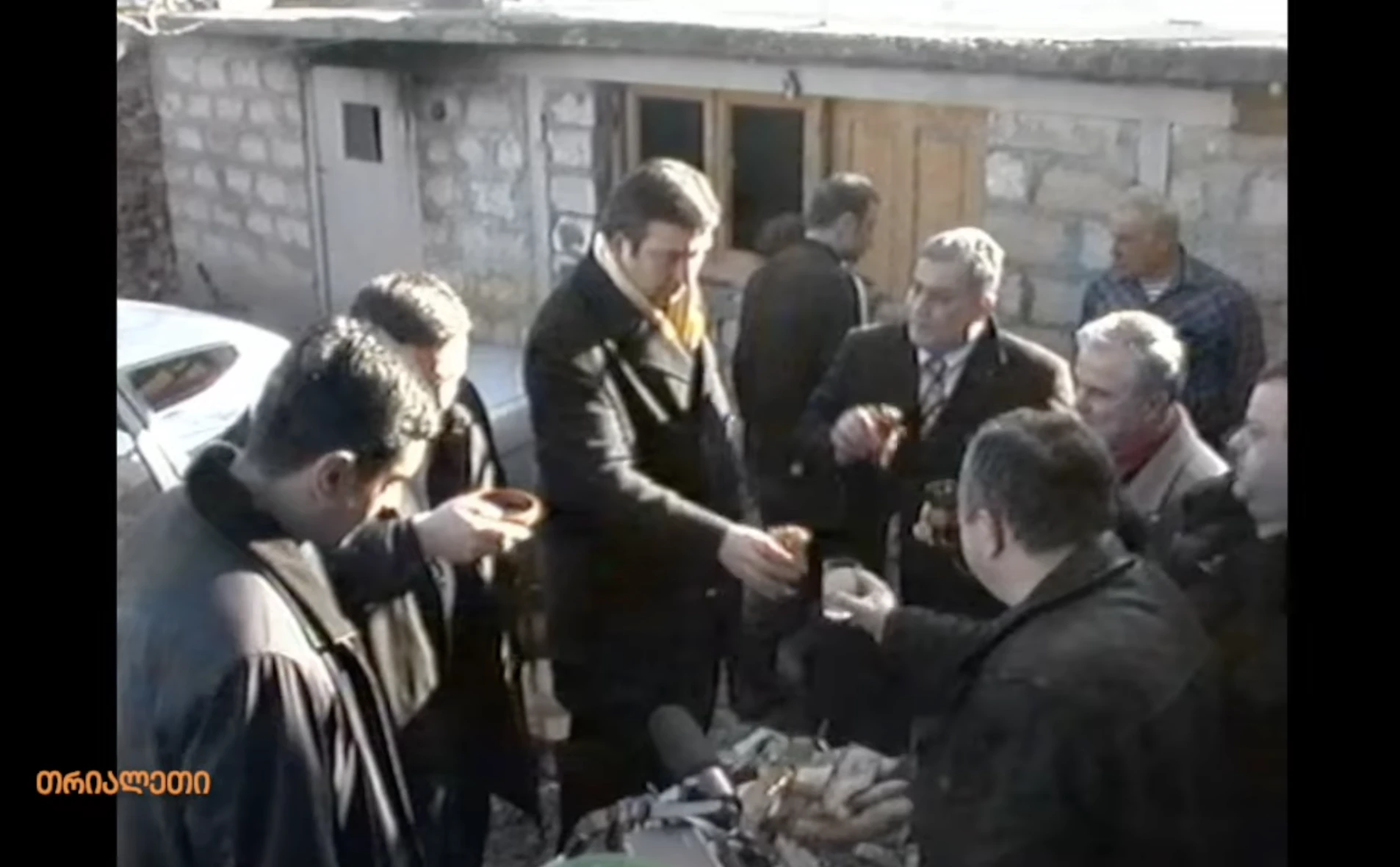 მიშა სააკაშვილი, ტყვიავში, ღორის დაკვლის სუფრაზე. 2003 წ. "თრიალეთის" არქივი.