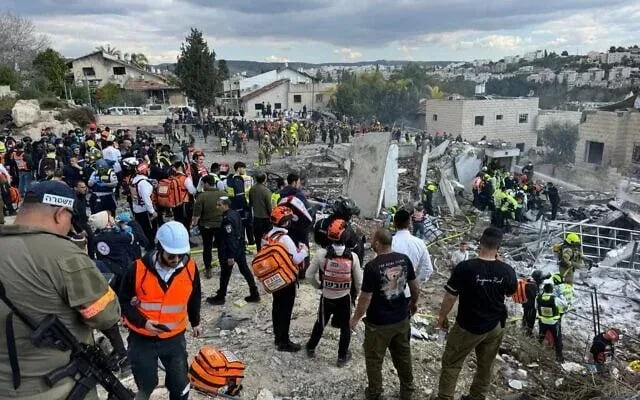 ისრაელის ქალაქ ბეით-შემეშში ირანის ბალისტიკური რაკეტის ჩამოვარდნის შედეგად 6 ადამიანი დაიღუპა, - ინფორმაციას The Times of Israel-ი ავრცელებს.  გამოცემის ცნობით, რაკეტა ქალაქის საცხოვრებელ უბანში დაეცა.  მედიკოსების თქმით, საავადმყოფოებში 23 დაშავებული გადაიყვანეს, მათ შორის ორი მძიმე მდგომარეობაშია, სამი საშუალო სიმძიმის, ხოლო 18 მსუბუქად არის დაშავებული.