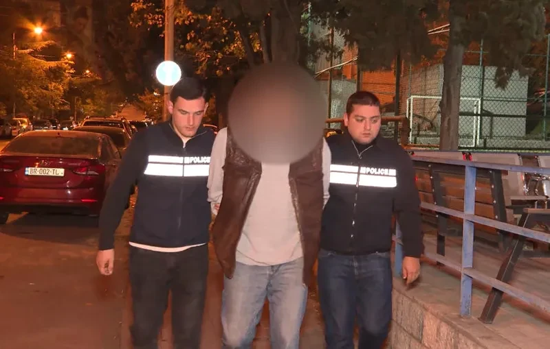 პოლიციამ მეგობარი ქალის მიმართ მუქარისა და იძულების ბრალდებით ერთი პირი დააკავა