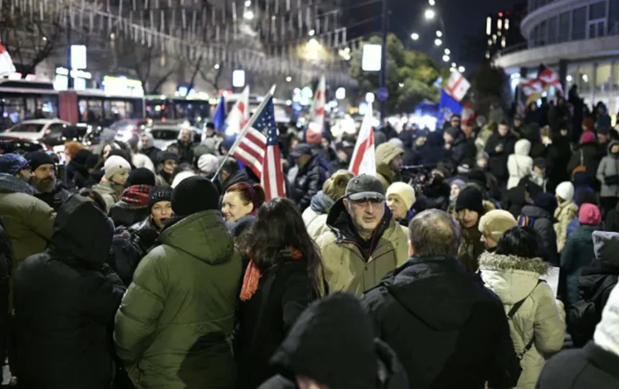 ფილარმონიიდან პარლამენტის მიმართულებით საპროტესტო მარში იმართება.  მოქალაქეებმა ფილარმონიასთან შეკრება 19:00 საათზე დაიწყეს, რის შემდეგაც საკანონმდებლო ორგანოსკენ დაიძრნენ.  ორგანიზატორების ინფორმაციით მარში „სინდისის პატიმრების გათავისუფლების მოთხოვნას ეძღვნება“.