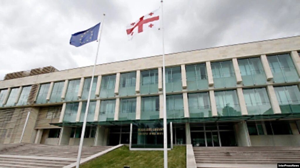 სუს-ი თანამშრომლის გარდაცვალებაზე - რამდენიმე თვის წინ, საზღვარგარეთ, ბარიატრიული ოპერაცია გაიკეთა, ამის გამო ჰქონდა ჯანმრთელობის პრობლემები - სამსახურში ადრე მოვიდა, როგორც ჩანს, აიღო იარაღი და გავიდა სამსახურის ტერიტორიიდან.  როგორც სუს-ში განაცხადეს, გარდაცვლილს ჭრილობა ცეცხლსასროლი იარაღით აქვს მიყენებული.