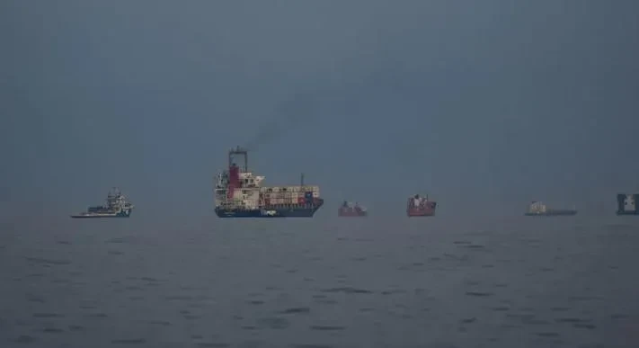 ირანის მიერ ერაყის ტერიტორიულ წყლებში დარტყმის შედეგად საბერძნეთის საკუთრებაში მყოფ ტანკერს ცეცხლი გაუჩნდა - ტანკერზე საქართველოს 22 მოქალაქე იმყოფებოდა, - ინფორმაციას ბერძნული მედია ავრცელებს.  მედიის ცნობით, მალტის დროშის ქვეშ მცურავი ტანკერი Zefyros-ი ერაყის ტერიტორიულ წყლებში გემიდან გემზე ტვირთის გადაზიდვას ახორციელებდა, როდესაც მას, სავარაუდოდ, ასაფეთქებელი საშუალებებით დატვირთულმა ირანულმა უპილოტო ნავმა დაარტყა.  თავდასხმის შემდეგ ტანკერზე ხანძარი გაჩნდა, თუმცა მისი ლიკვიდაცია ერაყის სახანძრო სამსახურებმა შეძლეს.