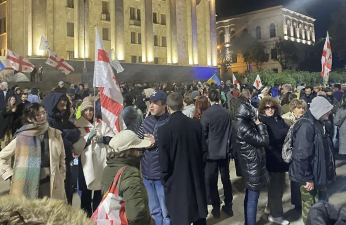 პარლამენტთან საპროტესტო აქცია მიმდინარეობს..