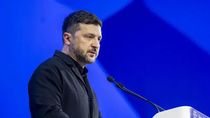უკრაინის პრეზიდენტის ვოლოდიმირ ზელენსკის განცხადებით, რუსეთი აღარ არის ისეთი ძლიერი, როგორც ადრე.  „რუსეთმა 9 მაისს აღლუმი გამოაცხადა, თუმცა ამ აღლუმზე სამხედრო ტექნიკა არ იქნება. თუ ეს სიმართლეა, ეს იქნება პირველი შემთხვევა მრავალი წლის შემდეგ, როდესაც ისინი ვერ შეძლებენ აღლუმზე იარაღის წარმოდგენას. შესაძლოა, ამ აღლუმზე უკრაინულმა დრონებმაც გადაიფრინონ. ეს აჩვენებს, რომ ისინი აღარ არიან ისეთი ძლიერები, როგორებიც ადრე“, - აღნიშნა ზელენსკიმ ერევანში მიმდინარე ევროპული პოლიტიკური გაერთიანების მერვე სამიტზე.