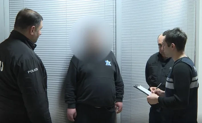 შინაგან საქმეთა სამინისტრომ ოჯახის წევრის მიმართ ჩადენილი ჯანმრთელობის განზრახ მძიმე დაზიანების ბრალდებით 1 პირი დააკავა.  ამის შესახებ ინფორმაციას შინაგან საქმეთა სამინისტრო ავრცელებს.  მათი ცნობით, ბრალდებულმა საცხოვრებელ სახლში უმისამართოდ რამდენიმე გასროლით, დედა დაჭრა.