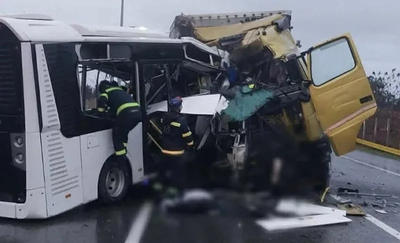 „დღეს, ქობულეთის შემოვლით გზაზე მომხდარ ავტოსაგზაო შემთხვევას ემსხვერპლა თავდაცვის ძალების ორი სამხედრო მოსამსახურე, მძღოლი კაპრალ სპეციალისტი ლევან აშორტია და კაპრალი ლავრენტი მაკარაძე.  თავდაცვის სამინისტრო ღრმა მწუხარებას გამოთქვამს მომხდარის გამო და თანაუგრძნობს გარდაცვლილი სამხედროების ოჯახის წევრებსა და ახლობლებს“,- ინფორმაციას თავდაცვის სამინისტრო ავრცელებს.