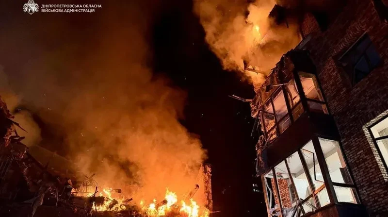 რუსულმა ძალებმა კიევს რაკეტებით შეუტიეს, რის შედეგადაც ერთი ბავშვი და ერთი ქალი დაიღუპა, - ინფორმაციას უკრაინული მედია ავრცელებს.  „მტრის მიერ დედაქალაქზე განხორციელებული თავდასხმის შედეგად ორი ადამიანი დაიღუპა - 12 წლის ბიჭი და 35 წლის ქალი“, - განაცხადა კიევის მერმა ვიტალი კლიჩკომ.  ამასთან, კიევის საქალაქო-სამხედრო ადმინისტრაციის ხელმძღვანელის, ტიმურ ტკაჩენკოს განცხადებით, დაშავებულია 18 ადამიანი.  გავრცელებული ინფორმაციით, დაშავებულებს შორის რამდენიმე მედიკოსიცაა.