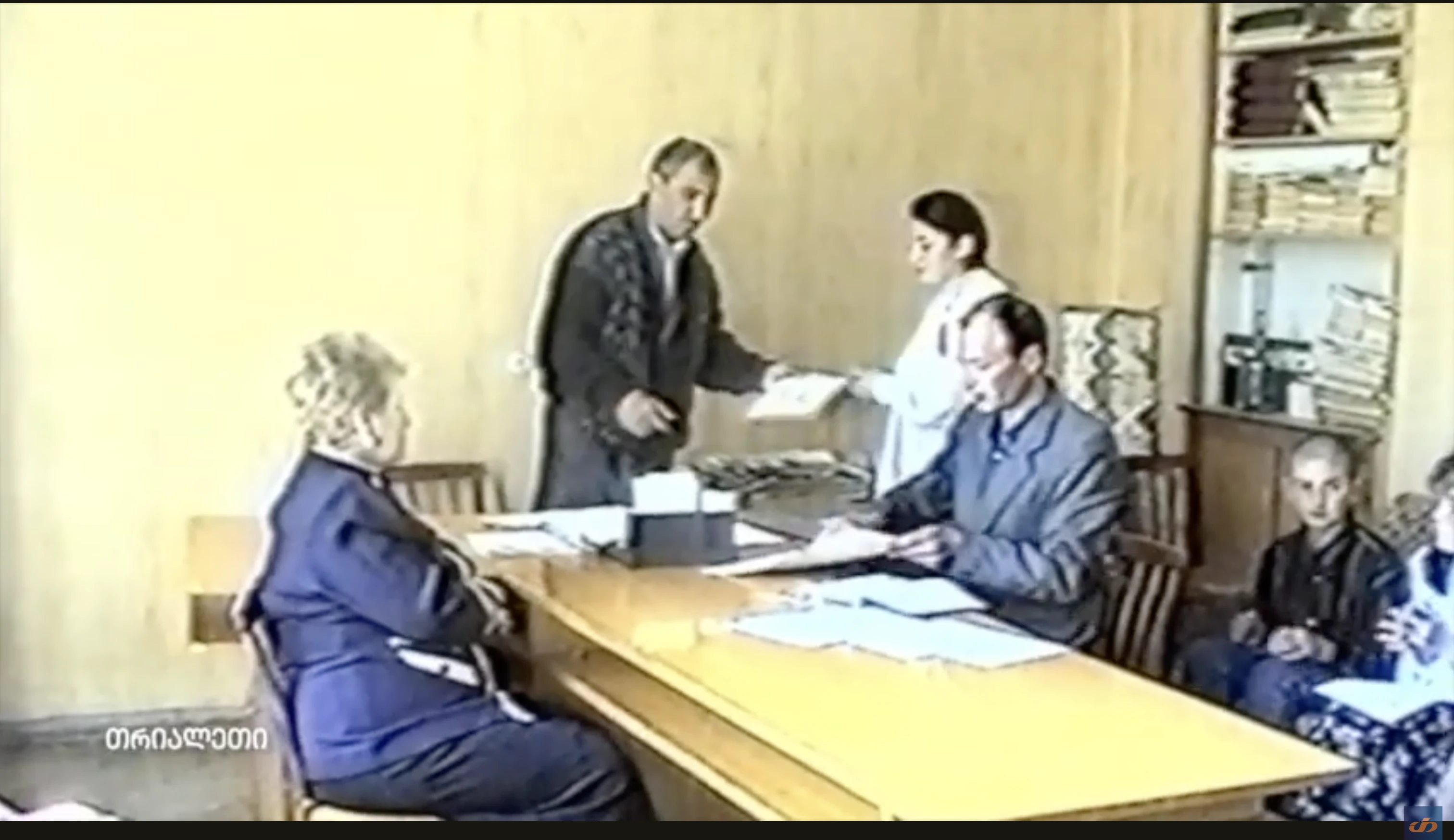 ქარელელი ბავშვების დაჯილდოება.  განათლების განყოფილება.  1999 წ.  თრიალეთის არქივი.