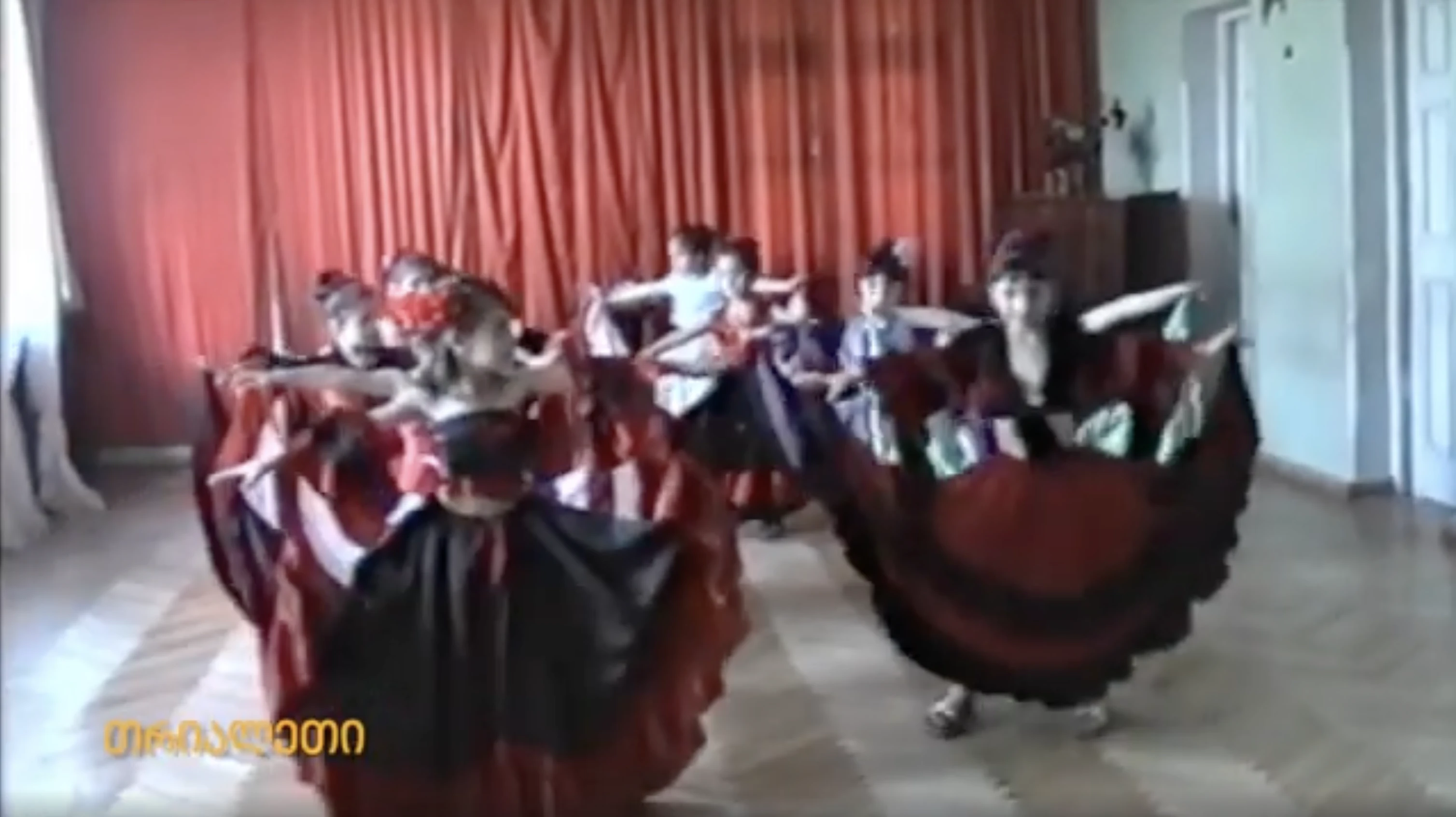 ცეკვა."გამიცანით".  2002 წ. გორი.  იპოვე შენი თავი.  "თრიალეთის" არქივიდან.