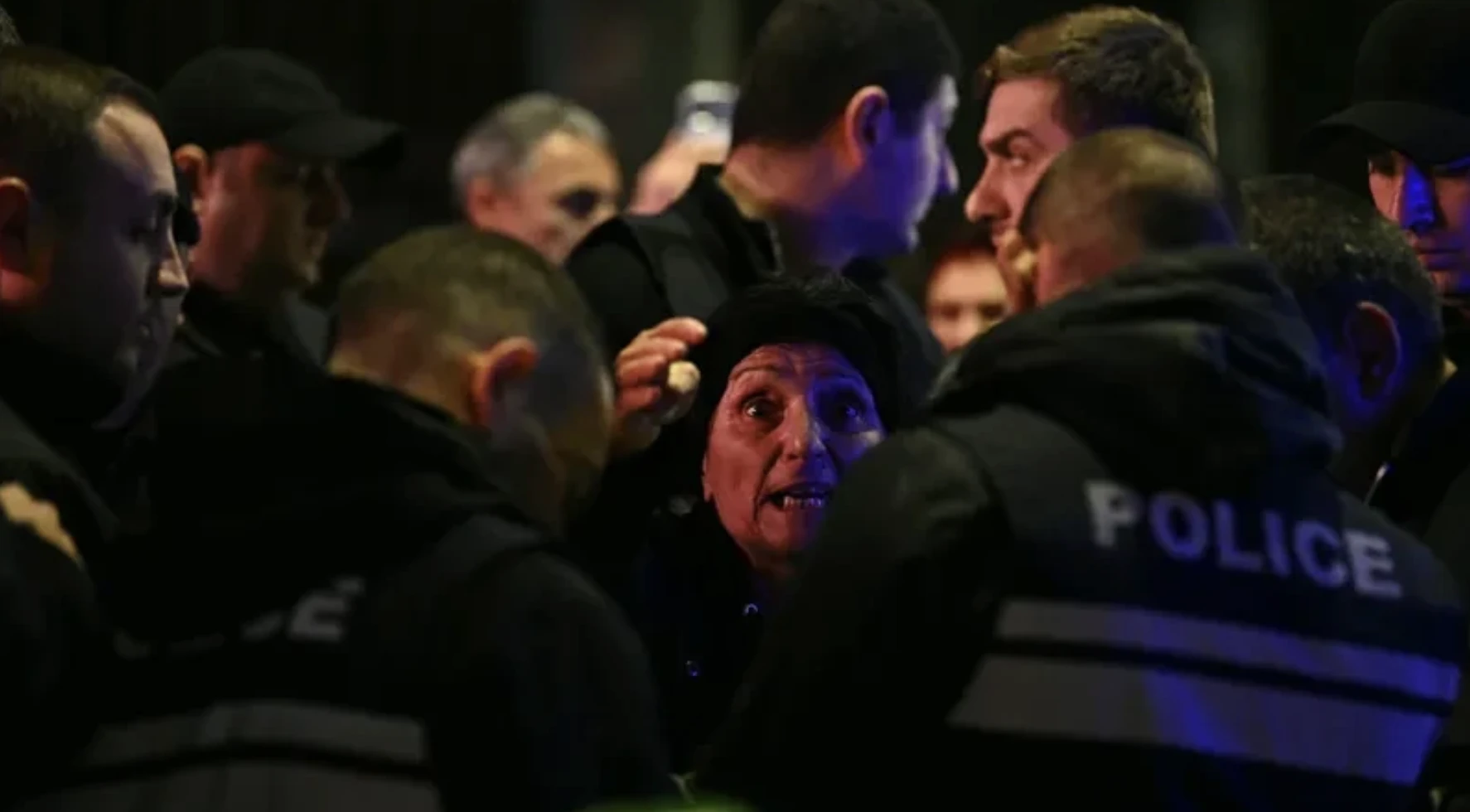 რუსთაველის გამზირზე საავტომობილო გზა გაიხსნა - მომიტინგეების ინფორმაციით, მიმდებარედ პოლიცია იდენტიფიცირებისთვის მოქალაქეებს აჩერებს