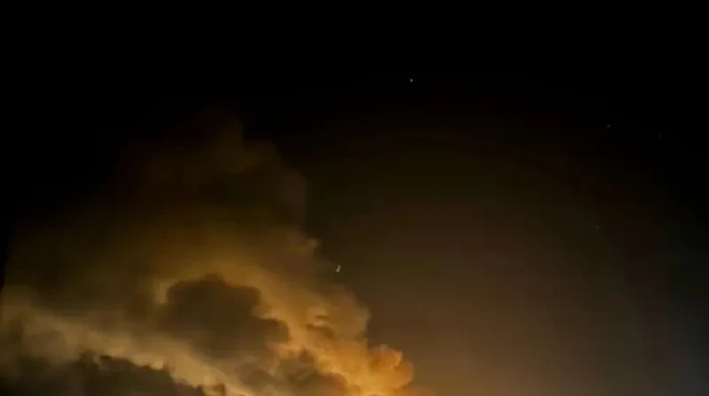 რუსეთის საოკუპაციო ძალებმა დრონებისა და რაკეტების გამოყენებით კიევზე მასშტაბური შეტევა განახორციელეს, რის შედეგადაც ქალი და ბავშვი დაშავდნენ.  „ორი დაშავებული, ქალი და ბავშვი, დედაქალაქის გარეუბნიდან კიევის საავადმყოფოში მოათავსეს“, - განაცხადა კიევის მერმა ვიტალი კლიჩკომ.  წინასწარი ინფორმაციით, განადგურებული დრონების ნამსხვრევები კერძო საცხოვრებელ უბანში ჩამოვარდა.