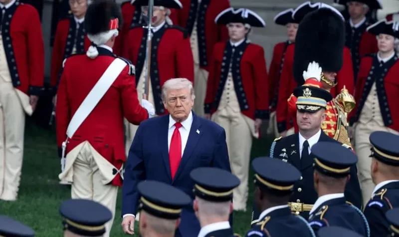 დონალდ ტრამპმა თანაშემწეებს დაავალა, რომ ირანის ხანგრძლივი ბლოკადისთვის მოემზადონ, - ინფორმაციას Wall Street Journal-ი ამერიკელ მაღალჩინოსნებზე დაყრდნობით ავრცელებს.  გამოცემის ინფორმაციით, თანაშემწეებთან ბოლოდროინდელი შეხვედრების დროს აშშ-ის პრეზიდენტმა დონალდ ტრამპმა გადაწყვიტა, რომ ბლოკადის მეშვეობით ირანის ეკონომიკასა და ნავთობის ექსპორტზე ზეწოლა გააძლიეროს.