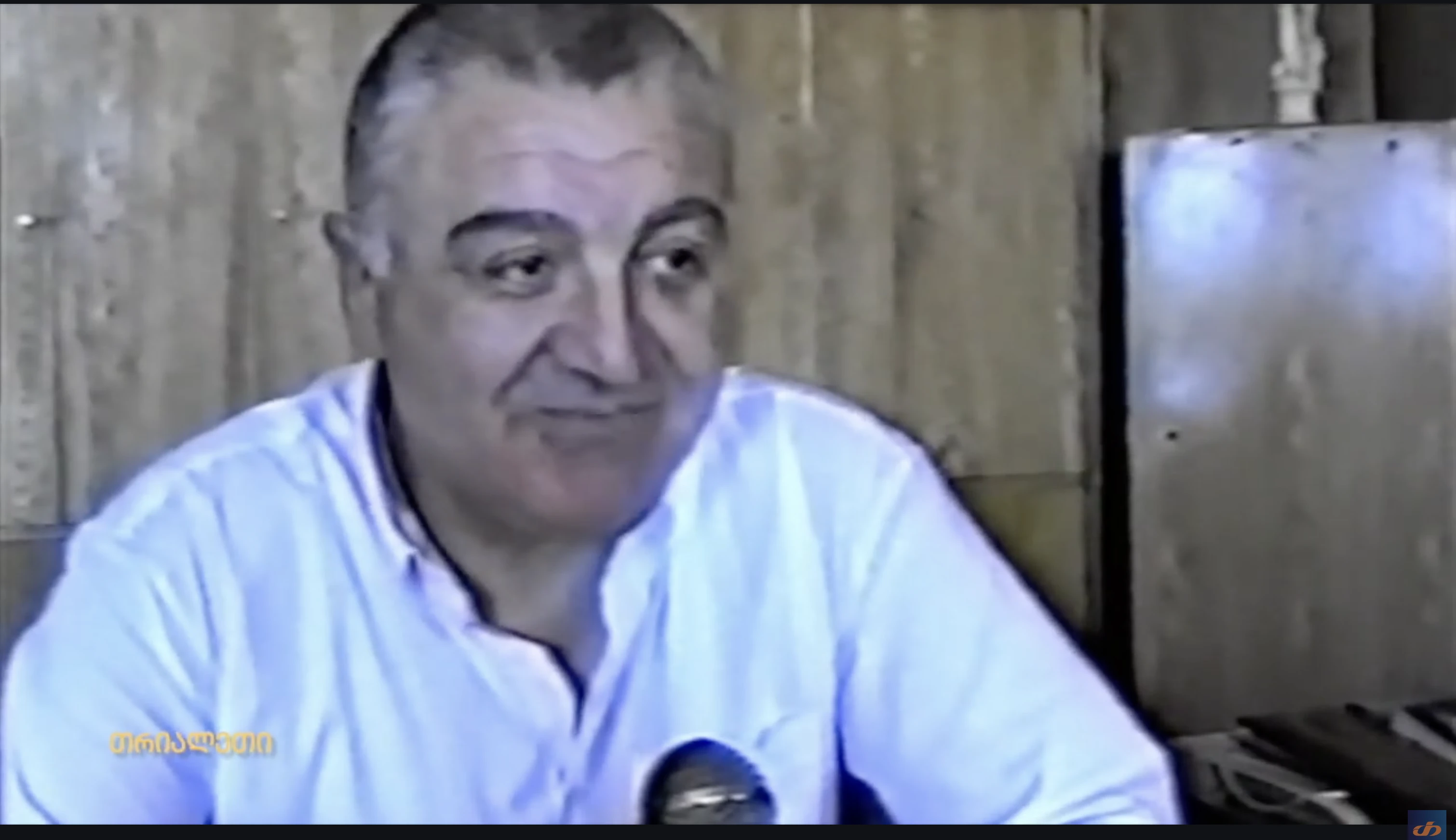 რობერტი მაღლაკელიძე ულოცავს თრიალეთს 10 წლის იუბილეს. 2000 წ.  თრიალეთის არქივი