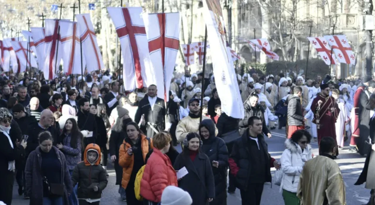 შობის დღესასწაულთან დაკავშირებით თბილისში „ალილოს“ მონაწილეთა მსვლელობა მიმდინარეობს. მომლოცველთა და მგალობელთა გუნდმა მსვლელობა პირველი რესპუბლიკის მოედნიდან დაიწყო.  მსვლელობა სამების საკათედრო ტაძარში დასრულდება, სადაც შობის პარაკლისი შესრულდება.  „ალილოს“ მსვლელობის ტრადიცია 2000 წლიდან პატრიარქის ლოცვა-კურთხევით აღდგა.