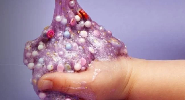 საქართველოში ბაზრის ზედამხედველობის სააგენტომ გამოავლინა სათამაშო “ტყლარწის” რამდენიმე ტიპის პროდუქტი, რომლებიც შეიცავდა კიბოს გამომწვევ ქიმიკატებს.     სააგენტოს ინფორმაციით,  ტყლარწში დაფიქსირდა ბორის მიგრაცია – 1180 მგ/კგ,  რაც მნიშვნელოვნად აღემატება დასაშვებ ნორმას (300 მგ/კგ)  ნივთიერება მიეკუთვნება კარცენოგენულ, მუტაგენურ და რეპროდუქციისთვის ტოქსიკურ (CMR) ჯგუფს.