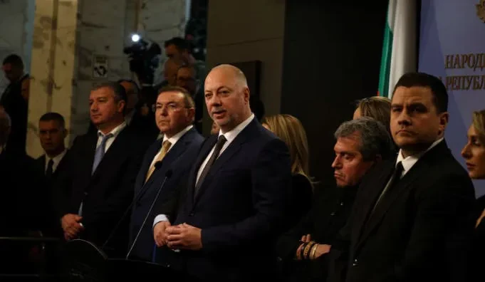 საპროტესტო აქციების ფონზე ბულგარეთის მთავრობა გადადგა. ბოლო რამდენიმე კვირის განმავლობაში მიმდინარე საპროტესტო აქციების ფონზე ბულგარეთის პრემიერ-მინისტრმა, როსენ ჟელიაზკოვმა მთავრობის გადადგომის შესახებ გამოაცხადა.