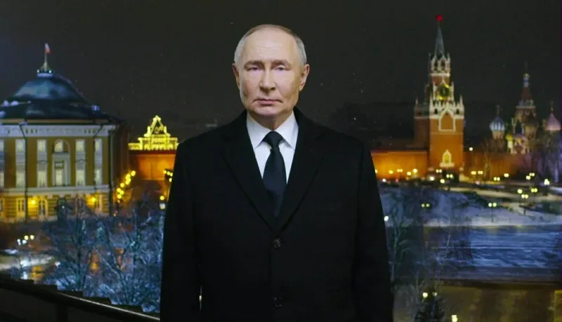 ყველა ჯარისკაცსა და მეთაურს ვულოცავ, ჩვენ თქვენი და ჩვენი გამარჯვების გვჯერა, - ამის შესახებ რუსეთის პრეზიდენტმა, ვლადიმერ პუტინმა საახალწლო მილოცვისას განაცხადა.  ვლადიმერ პუტინის განცხადებით, „ჯარისკაცები, რომლებიც სპეციალურ სამხედრო ოპერაციაში მონაწილეობენ, სამშობლოსთვის იბრძვიან“.  მისი თქმით, მილიონობით რუსი, ჯარისკაცებს მხარს უჭერს.