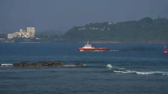 შრი-ლანკას სანაპიროსთან ირანული სამხედრო გემი აშშ-ის შეიარაღებული ძალების დარტყმის შედეგად ჩაიძირა , - ინფორმაციას Reuters-ი ამერიკელ მაღალჩინოსნებზე დაყრდნობით ავრცელებს.  გამოცემის წყაროების ცნობით, ირანულ სამხედრო გემზე დარტყმა აშშ-ის სამხედრო წყალქვეშა ნავიდან განხორციელდა.  მანამდე, შრი-ლანკის საზღვაო ძალებში განაცხადეს, რომ გემის ეკიპაჟის 32 წევრის გადარჩენა შეძლეს.  ბოლო ინფორმაციით, ეკიპაჟის 148 წევრი ამ დრომდე უგზო-უკვლოდ დაკარგულად ითვლება.