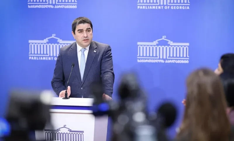 სუს-ში დიდ გონორზე შესული ბევრი გვინახავს და იქიდან გამოსულები ვნახეთ მერე როგორ მდგომარეობაში არიან - არ ვიცი, რა სათქმელი აქვთ, რით შევა და რით გამოვა, მაგრამ ეს ნანახი გვაქვს უკვე, - ასე უპასუხა პარლამენტის თავმჯდომარემ, შალვა პაპუაშვილმა ჟურნალისტების შეკითხვას, რომელიც ოპოზიციონერი პოლიტიკოსის, გივი თარგამაძის სახელმწიფო უსაფრთხოების სამსახურში გამოკითხვაზე დაბარებას შეეხებოდა.  როგორც მან აღნიშნა, „ესენი არიან მოღალატე ჭორიკანები“.