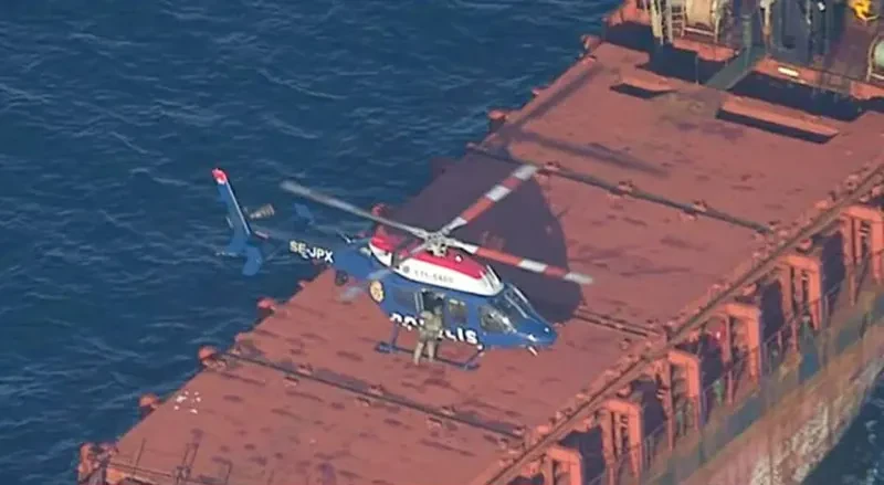 შვედეთმა უკრაინის მიერ დასანქცირებული სატვირთო გემი დააკავა, - ინფორმაციას შვედური მედია ავრცელებს. „გემი უკრაინის სანქციების სიაშია. მისი საკუთრების სტრუქტურა დაუდგენელია და არსებობს ეჭვი, რომ დაზღვეული არ არის. გასულ ზაფხულს გემმა რუსული დროშა გვინეის დროშით შეცვალა“, - განაცხადა შვედეთის სამოქალაქო თავდაცვის მინისტრმა, კარლ-ოსკარ ბოლინმა.  გამოცემა SVT უკრაინულ მხარეზე დაყრდნობით წერს, რომ გემი რუსეთის მიერ დროებით ოკუპირებული ყირიმიდან მარცვლეულის ქურდობაში იყო ჩართული.  შვედეთის სანაპირო დაცვის განცხადებით, გემი სანქტ-პეტერბურგში მიცურავდა.