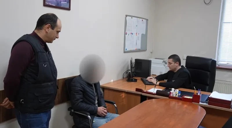 სამართალდამცავებმა ზუგდიდში, ერთ-ერთ სუპერმარკეტში მომხდარი ყაჩაღობის ბრალდებით ერთი პირი დააკავეს.   მან მაღაზიის თანამშრომელს თანხა იარაღის მუქარით მოსთხოვა, შემდეგ კი შემთხვევის ადგილიდან მიიმალა.  „შინაგან საქმეთა სამინისტროს სამეგრელო-ზემო სვანეთის პოლიციის დეპარტამენტის თანამშრომლებმა, ყაჩაღობის ბრალდებით 2001 წელს დაბადებული ბ.გ. დააკავეს.