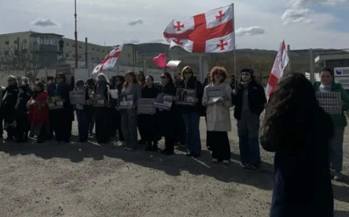 რუსთავის ქალთა ციხესთან ქალთა საერთაშორისო დღესთან დაკავშირებით საპროტესტო აქცია მომდინარეობს. აქციის მონაწილეები მხარდაჭერას და სოლიდარობას უცხადებენ იმ ქალ პოლიტიკოსებს, ჟურნალისტებს ადა აქტივისტებს, რომლებიც ამ დრომდე საპატიმროში იხდიან სასჯელს. მათ თან აქვთ საქართველოს დროშები, ყვავილები და პლაკატები. ადგილზე მობილიზებულია პოლიცია. აქციის მონაწილეები სკანდირებენ: „თავისუფლება რეჟიმის ტყვეებს“, „თავისუფლება მზია ამაღლობელს“ „თავისუფლება ელენე ხოშტარიას“