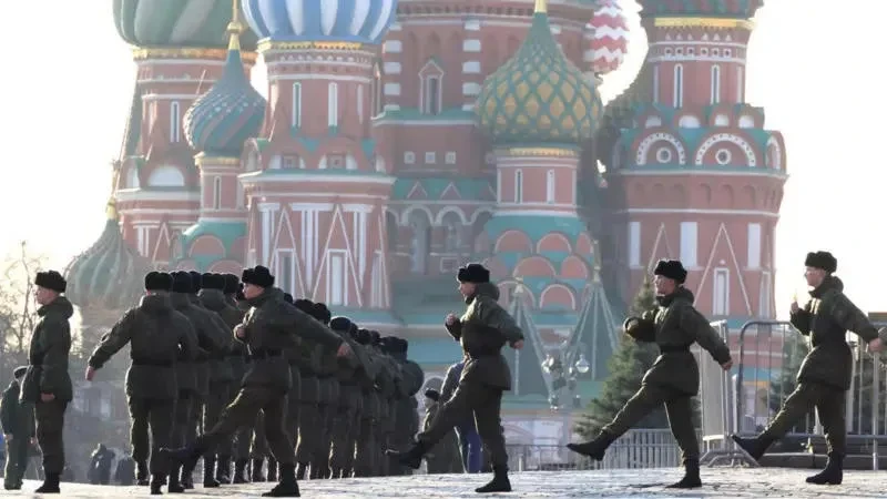 რუსეთის დედაქალაქ მოსკოვის წითელ მოედანზე 9 მაისს დაგეგმილ აღლუმზე სამხედრო ტექნიკის კოლონები და სამხედრო კურსანტები არ იქნებიან წარმოდგენილები, - ინფორმაციას BBC-ი რუსეთის თავდაცვის სამინისტროზე დაყრდნობით ავრცელებს.  თავდაცვის სამინისტროს განმარტებით, სამხედრო ტექნიკის კოლონა აღლუმში მონაწილეობას „არსებული ოპერატიული სიტუაციის“ გამო არ მიიღებს.  BBC-ი წერს, რომ ეს პირველი შემთხვევაა 2022 წლის თებერვლიდან, რუსეთის მიერ უკრაინაში შეჭრის შემდეგ, როცა სამხედრო ტექნიკა წითელ მოედანზე გამართულ აღლუმში 9 მაისს მონაწილეობას არ მიიღებს.