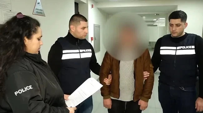 არასრულწლოვანის გაუპატიურებისთვის თბილისში ორი პირი დააკავეს.  ბრალდებულებმა არასრულწლოვანი ნ.ღ. თბილისში, ერთ-ერთ ჰოსტელში მოტყუებით წაიყვანეს, სადაც ორივე მათგანმა არასრულწლოვანი გოგონას მიმართ ძალის გამოყენებით, სექსუალურად რამდენჯერმე იძალადა.